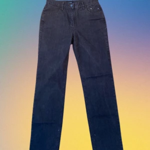 Bruna jeans med detalj  - Superfina bruna jeans med coola detaljer på bakfickorna. Köpta second hand men är i bra skick. Storlek 38 tillräckligt långa för mig som är 175 cm.