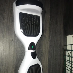 Air board oanvänd till dina barn 👍🏼👍🏼 - Har en vit air board som jag köpte för många år sedan som jag knappt har använt då det var en trend som dog ut snabbt. PRIS KAN DISKUTERAS❗️❗️