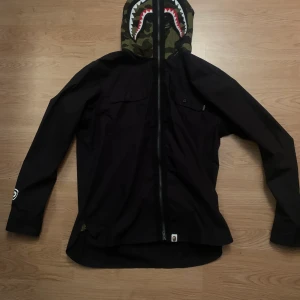 Bape jacka - Bape jacka storlek L passar M