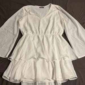 Storlek:L - En klänning som aldrig har använts då jag inte är en klännings tjej. Så fin till student eller finare tillfällen.❤️