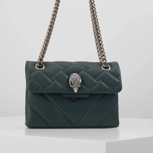 Kurt Geiger Väska  - Pris diskuteras🫶🏽Kontakta gärna mig om du kan tänka dig att sälja.jag betalar frak! ❤️‍🔥👍söker en Kurt geiger väska i mista storleken till ett rimligt pris.Helst så få defekter som möjligt.Vill helst ha en grön. Men gärna Röd o svart med!❤️‍🔥