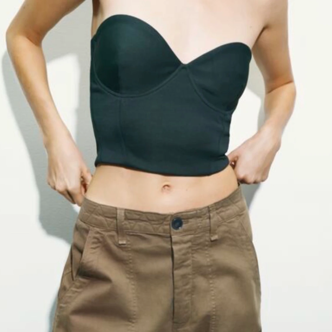 mörkgrön bandeau/korsett-topp från zara sitter jätte snyggt på. Perfekt till fest. Storlek M  - 91