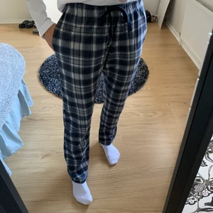 Pyjamas byxor  - Säljer dessa pyjamas byxor från Kappahl då dom inte används längre, använda fåtal gånger!  Vid intresse tveka inte att kontakta!🥰 Nypris 400kr!