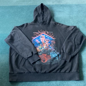 oversized hoodie - snygg stranger things hoddie från pull&bear! köparen står för frakten!