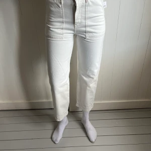 Jeans  - Jeans med markerade fickor och detaljer! Från Gina Tricot i strl 36. HELT OANVÄNDA 