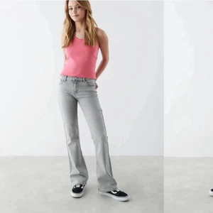 Gråa Gina jeans - Aldrig använda själer då dom är försmå för mig ☺️slutsålda på hämsidan, skulle säga det är storlek 34