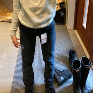 Zara stright leg jeans - Säljer nu mina älskade stright leg jeans från Zara i svart. Köpta för 400kr och är slutsålda! Kontakta mig för frågor💗