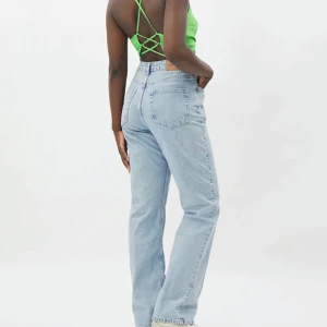 Jeans från Weekday - Jeans från Weekday i modellen Rowe. Färg: Summer blue. Storlek: 24/32. Använda endast ett par fåtal gånger💕💕💕