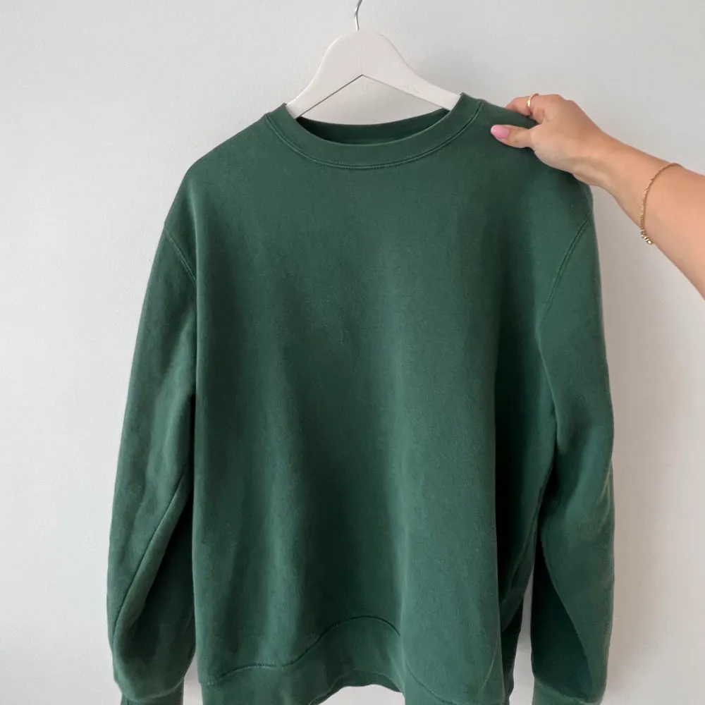 Grön sweater köpt från beyond retro. Passar en Xs-M. Köpare står för frakt!💌. Hoodies.