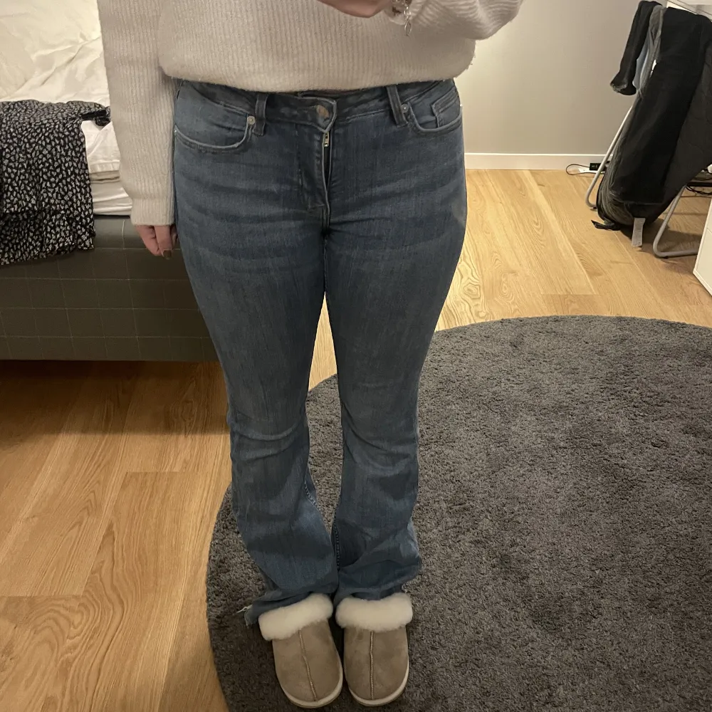 Säljer dessa blåa bootcut jeans från Mango, dom är uppklippta och passar bra på mig som är 165💓😍. Jeans & Byxor.