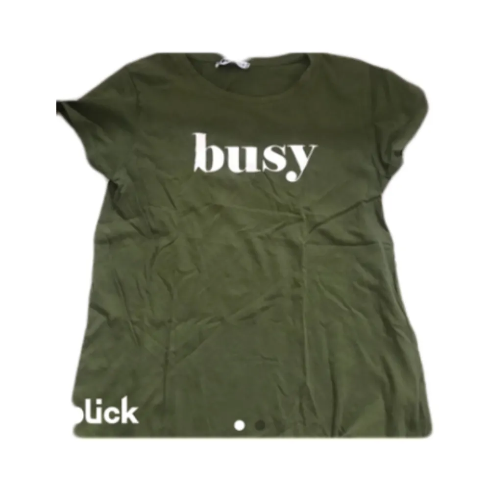 Busy tröja, säljer för det är inte min stil längre❤️❤️. T-shirts.