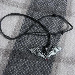 Justerbart fladdermus halsband - Justerbart fladdermus halsband, man kan både ha nästan som choker och långt halsband. Möts upp i Sundsvall eller skickas! :)