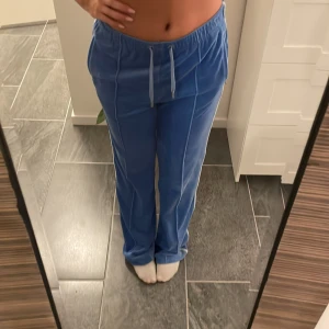 Juicy byxor - Säljer mina coola blåa juicy byxor som är i strl S då det inte kommer till någon stor användning. Materialet är mjukare än vanliga och kan användas som lågmidjade! Byxor är som nya då de bara har använts ett få tal gånger💓