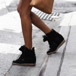 Isabell Marant Bekett - Intresse koll!! På mina svarta Isabell Marant Bekett skor. Inköpta från Nathalie Schuterman för 5000kr. Skorna är i bra skick. Original box, dustbag & kvitto medföljer. Skicka ett meddelande ifall det skulle finnas intresse så kan jag skicka flera bilder.