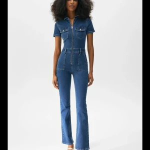 Pull and bear jumpsuit - Populär jumpsuit från pull and bear som inte längre finns i sortiment.  Endast använd vid ett tillfälle, alltså som ny i skick.  Hade tyvärr ingen bättre bild. Strl M, väldigt stretchig men skulle säga att den är lite åt det mindre hållet. Jag har ofta S.