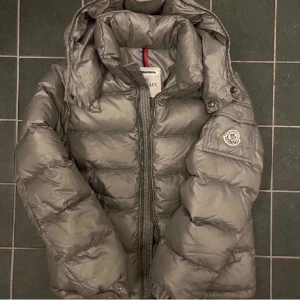 Moncler jacka  - Säljer min Moncler jacka i modellen Maya, jag har tyvärr inget kvitto eller liknade då jag köpte den här på plick! Jag har använt den ett fåtal gånger och den är i bra skick. Köpte den för 5000 och är i storlek XS/S. Hör av er för fler bilder.🩷