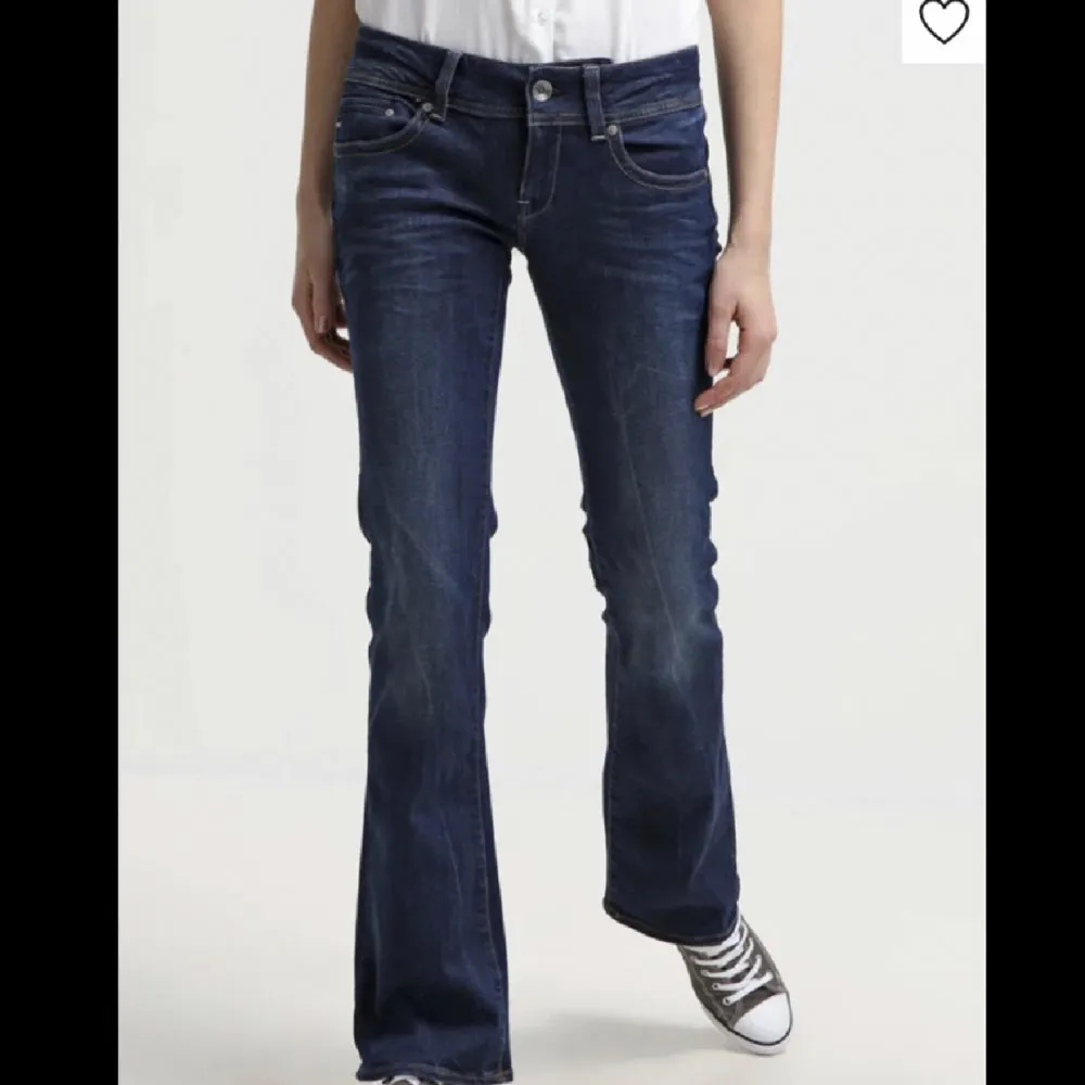 Säljer mina lågmidjade jeans som är från märket g-star!! Köpte för ca 1000kr men säljer nu för 280💗💗Dom har w30 men dom går att göra mindre genom en knapp som sitter på baksidag (se bild 3)😊 Dom är långa i benen (ca87cm innerben)💖💖. Jeans & Byxor.