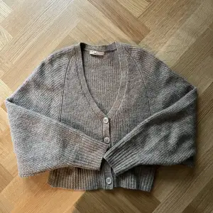 Jättefin kofta från Gina Tricot, sparsamt använd. Inga fläckar eller skador eller nopper. Beige/brun Stl: S  Premium Quality, ull och alpack  Hör gärna av dig om du har frågor❤️