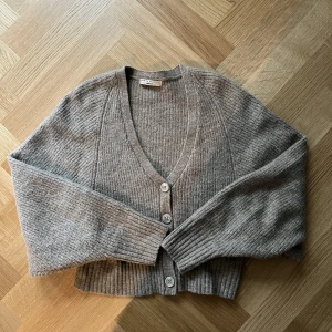 PREMIUM QUALITY KOFTA - Jättefin kofta från Gina Tricot, sparsamt använd. Inga fläckar eller skador eller nopper. Beige/brun Stl: S  Premium Quality, ull och alpack  Hör gärna av dig om du har frågor❤️