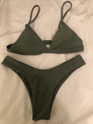 Shein bikini - Grön bikini från shein som var för liten för mig, endast testad. Skulle säga att det är en s och inte en m☺️