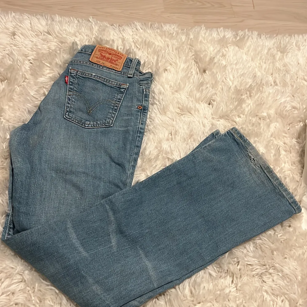 De här snygga jeans är tyvärr för små för mig , low rise jeans vintage  strl 29/34  . Jeans & Byxor.