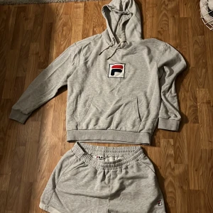 FILA hoodie & shorts - Säljer nu mitt sett som aldrig passat mig. Helt oanvända. Hoodien är i storlek M (passar L) då den är oversizead. Shortsen är i storlek L. Endast provat kläderna! Nypris 1299kr. 