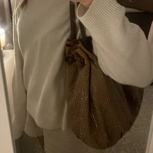 Väska - Intressekoll på denna sjukt snygga väska som är perfekt till skolan❤️frakten kommer förmodligen bli 66kr