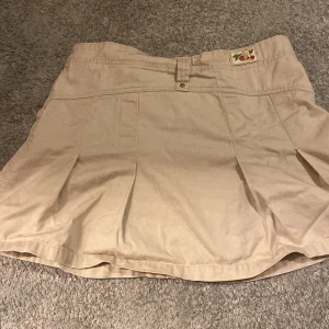 beige kjol! - Säljer min jättefina beiga jeanskjol, den är köpt på Plick men är i jättefint skick!! den var tyvärr för stor för mig så därför säljer jag den❤️ 