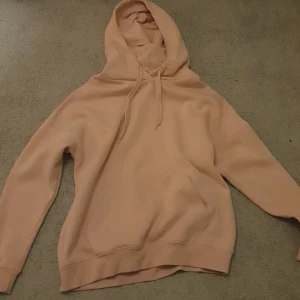 Oversize hoodie - Den är väldigt oversize så skulle säga att storleken är mer som S Har aldrig använt den. Frakten är inräknad i priset!!