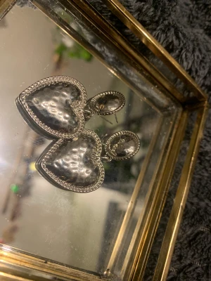 Hjärtörhängen - Supersöta silvriga hjärt örhängen, perfekta för alla hjärtans dag, eller till något annat tillfälle egentligen 