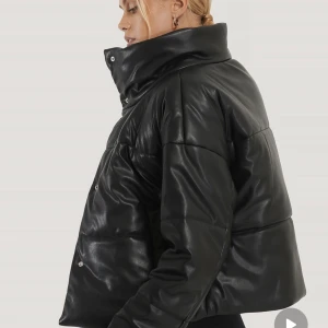 Svart puffer-jacka - Svart puffer-jacka från Na-kd. Sparsamt använd. Nypris: 879:-