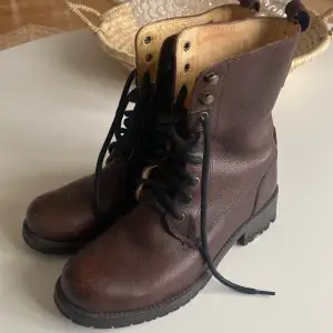 Vintage boots i väldigt fint skick. Knappt använda  Äckta läder 