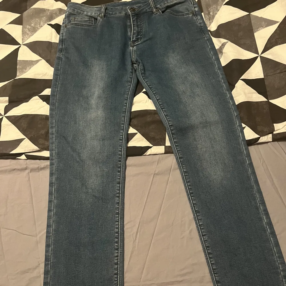 Balmain cotton jeans  Storlek: 30/32  Cond 9/10 Säljer då de är för små för mig, väldigt bra skick så hade behållt de annars. Otroligt skönt material, känns inte som att ha på sig jeans!  Bara skicka medelande vid funderingar! . Jeans & Byxor.