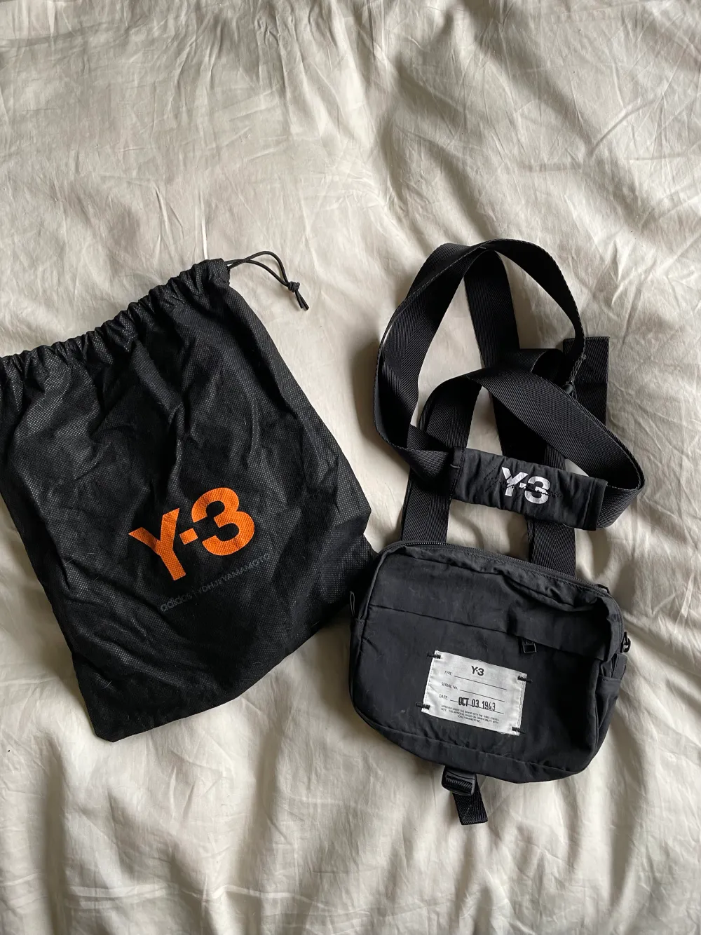 Fin Yohji väska i svart. Fin kvalite och inte mycket användning!   Mvh. Väskor.