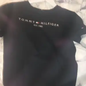 Säljer nu min svarta tommyhilfiger t-shirt då den inte kommer till användning använd ca 5 gånger! Bra skick! Inget fel på den! Skriv för fler bilder eller frågor osv! Den är i storlek 140 kan även passa som 150! Pris kan diskuteras!💕💕