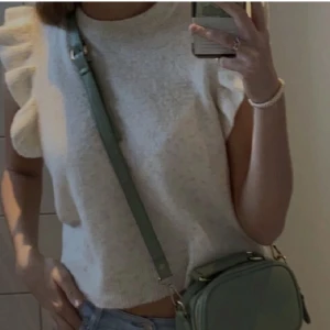 Stickad tröja - En stickad tröja med vålang längs ut på axlarna. Råka ta fel storlek.. kommer från Nelly, jätte fin. Om ni vill ha fler bilder eller funderar över nåt så kan ni bara kontakta 🤎