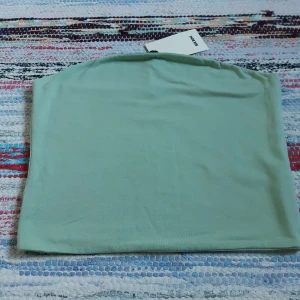 Topp - Säljer en mintgrön topp i storlek M från Bikbok. Prislappen sitter fortfarande kvar, så aldrig använd. 