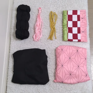 Nezuko cosplay med skor - Hej jag säljer min nezuko cosplay då den har blivit lite för liten och peruken var såpass trasslig när den kom så att man inte kunde ha den. :) By the way den säljs utan peruk men med skor.