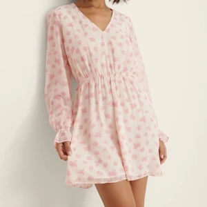 Klänning nakd - Superfin och söt klänning från nakd med blommönster 💕Storlek 32 men passar 34/36 också