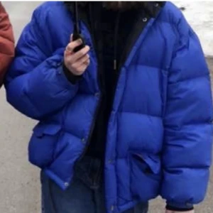 Pufferjacka  - Säljer min blåa Pufferjacka jag köpt här på Plick💙Väldigt bra skick och varm nu på vintern. Det är oversize fit men fin passform.  Skriv vid intresse eller frågor☺️