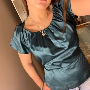 Blus - Söt grön/Blå blus med knytning där bak💚