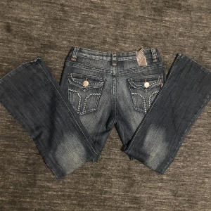 Vintage lowrise flared miss sixty jeans! - Vintage miss sixty som är lågmidjade och utsvengda/bootcut storlek 30  passar ungefär M,  säljer pågrund av att de är för stora.  Benmått:104 cm Innerbendmått:80cm Midjemått:77 cm 