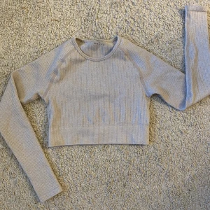 Aimn crop top - Aimn crop top i en beige färg, i stl S. I fint skick, 150kr + frakt