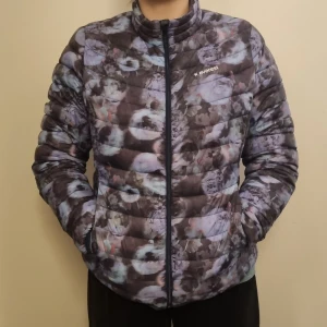 Dunjacka Everest - Superfin dunjacka i nyskick. Storlek 42. Ganska tunn men varm pga materialet. Fyllningen är 90% dun, 10% fjäder. "Skalet" är 100% nylon. Två "osynliga" fickor med dragkjedja på utsidan o två utan på insidan. Hör av dig om du vill ha fler bilder/mer info!💙