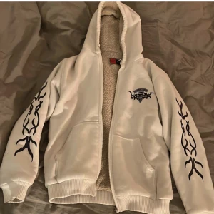 Vit zip up - En unik zip up med teddyfleece på insidan. Skriv för fler frågor