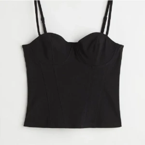 Svart korsett topp hm - Använd en gång säljs eftersom den var för liten vid bysten på mig❤️