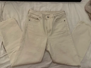 Vintage slim  - Beiga jeans från h&m i rak modell. Passar mig i längden som är 160cm lång