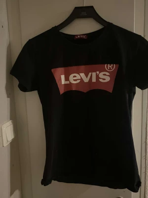 Levis tröja  - Bra skick, använd några gånger. Köpte i Cypern så storleken är XXL men den passar som S. Säljer pga använder inte.