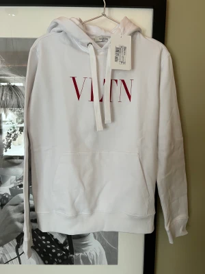 Valentino VLTN hoodie XS (ny med tag) - Valentino VLTN hoodie Storlek: XS Skick: helt ny med tag Dustbag medföljer Pris: 3200kr + frakt