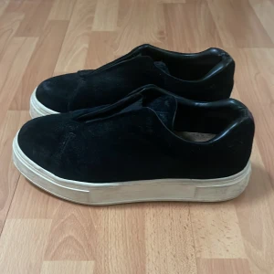 Eytys  - Jättefina eytys, lite slitna inuti men annars bra skick! Kan gå ner i pris vid snabb affär. Köpta för 2000.